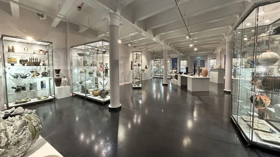 Virtual viewing of the contemporary ceramics auction at Maak